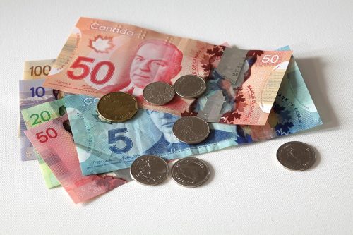 Nombreux billets et pièces d'argent canadien.