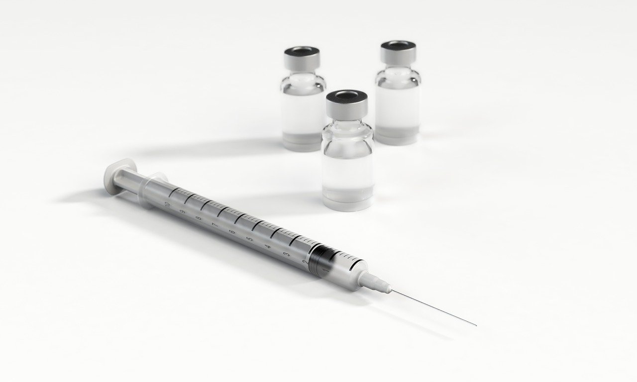 Des flacons contenant d'un vaccin, et une syringue