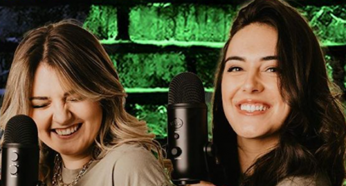 Les deux animatrices du podcast intitutlé « Qu'on s'parle » - Camille Sigouin et Danielle Roy, de gauche à droite.