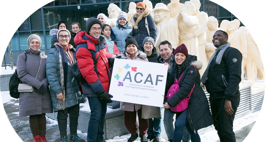 Les membres de l'association tiennent un carton inscrit ACAF et sont habillés pour l'hiver