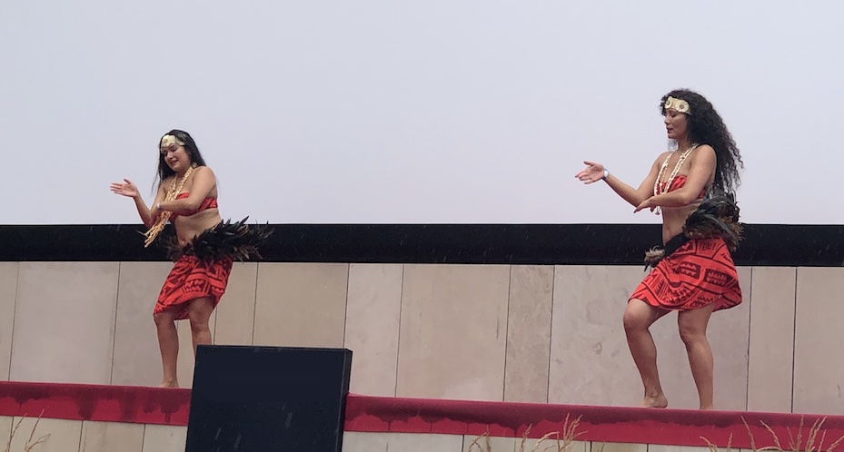 Danseuses polynésiennes en jupe rouge