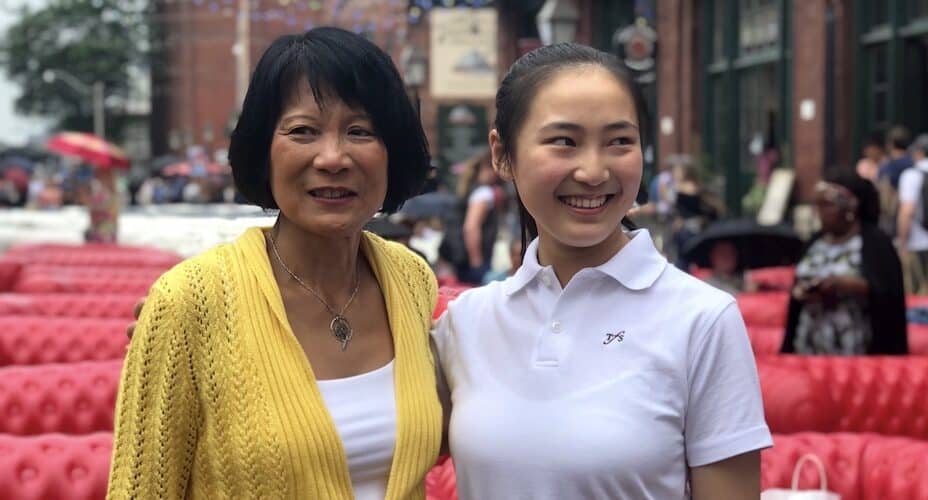 Deux femmes posent en souriant