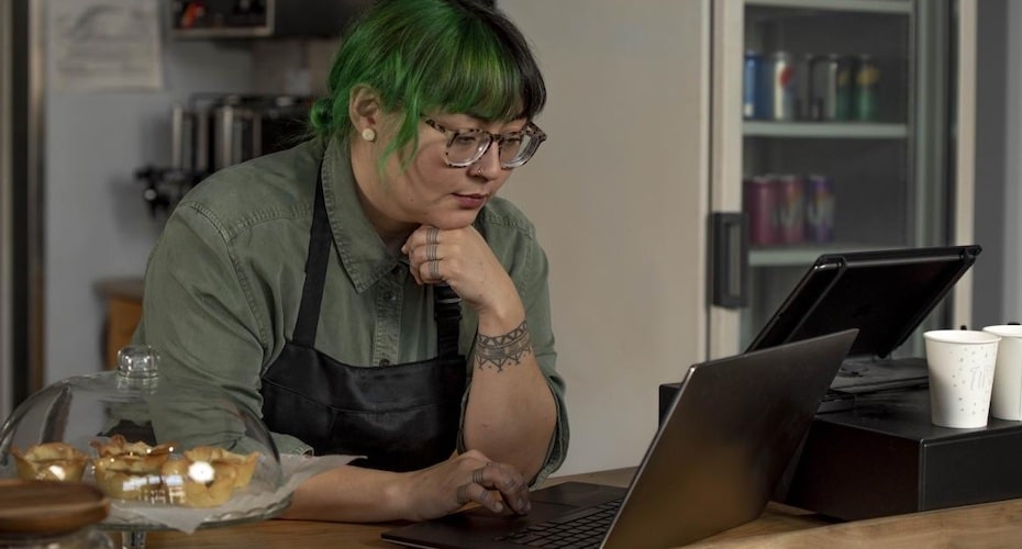 Jeune femme travaillant devant un ordinateur
