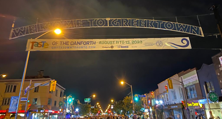 Panneau d'accueil de nuit écrit Welcome to Greektown dans le ciel