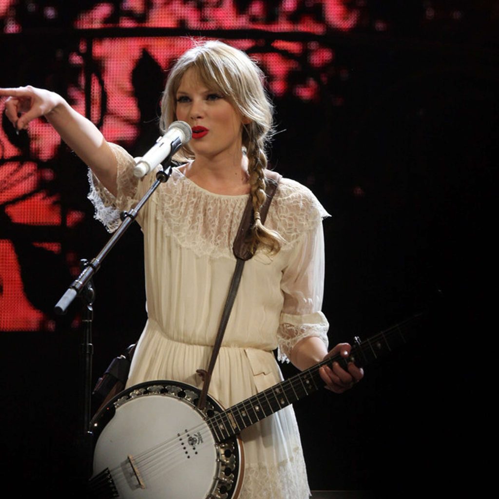 Image Creative Commons. La chanteuse Taylor Swift chantant sur scène