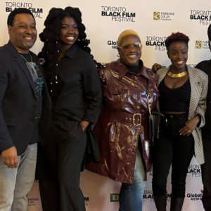 Les trois panélistes Dior Ngom , Antoinette Johnson, Aiza Ntibarikure, Danny Simpson et l'animateur Rudy Blair lors du festival du film noir de Toronto au Carlton Cinema, à Toronto, le 15 février 2025. (Photo : Annette Minka)