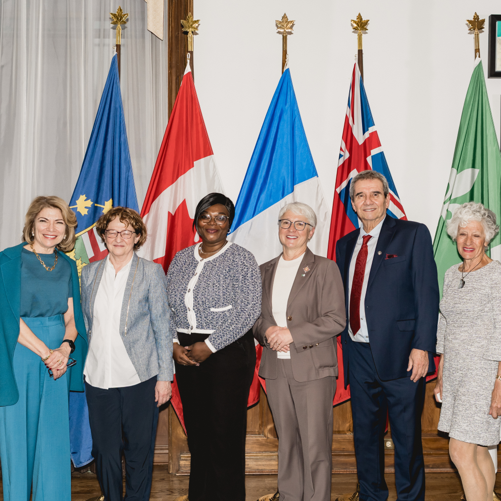 La représentante du Québec à Toronto, Marianna Simeone, la directrice générale du Salon Du Livre de Toronto, Eunice Boué, la lieutenante-gouverneure, l'honorable Edith Dumont, le président du conseil d'administration du Salon du livre de Toronto, Valery Vlad